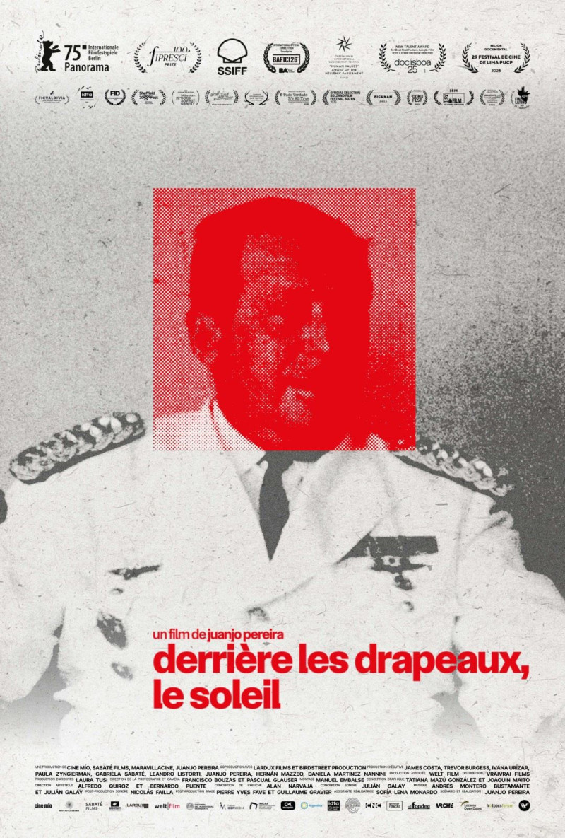 Affiche Derrière les drapeaux, le soleil